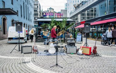 Stockholm, İsveç 'in merkezindeki pazar meydanında müzisyenler sahne alıyor..