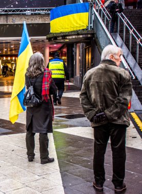 Stockholm, İsveç 'te, Ukrayna' daki Rusya savaşını protesto etmek. Konuşmacılar arasında İsveçli politikacılar Kristoffer Tamsons ve Karin Karlsbro da vardı..