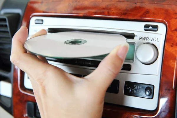 Insertar disco en el audio del coche — Foto de Stock