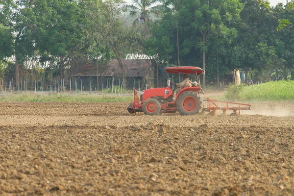Traktorer ploga gården — Stockfoto