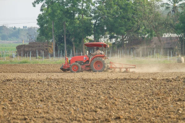 Trattori arare l'azienda agricola — Foto Stock