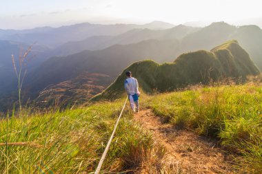 Yüksek dağ güneş ışığı ile yürürken turizm