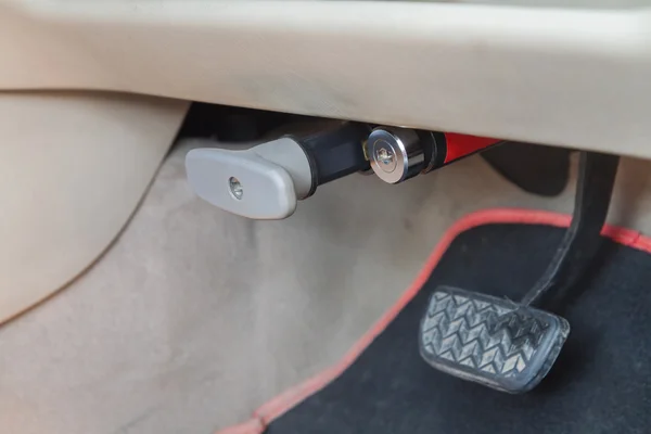 Kilit fren pedalı arabanın — Stok fotoğraf