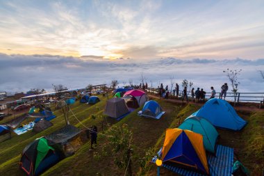 Kimliği belirsiz Gezgin dağda kamp 