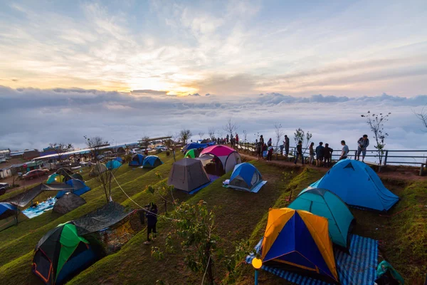 Kimliği belirsiz Gezgin dağda kamp 