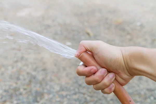 Vattenflödet från gummi pipe — Stockfoto