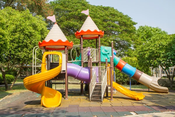 Parque infantil en el parque —  Fotos de Stock