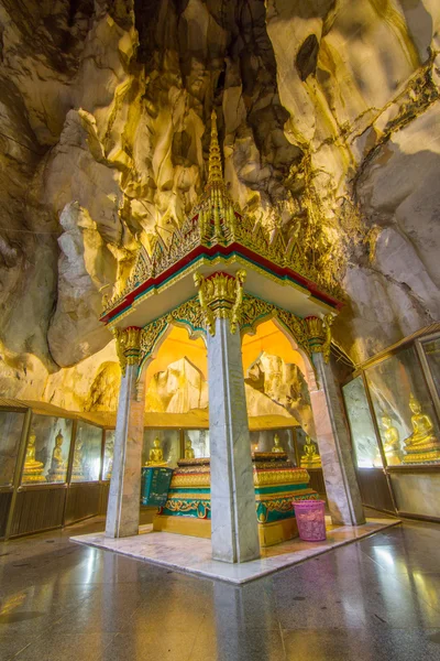 Мощи Будды в пещере Тайского храма — стоковое фото