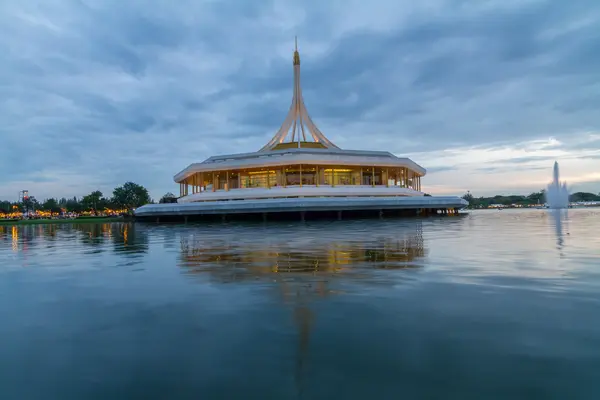 Suanluang Rama Ix gyönyörű középület görbe a tó Park — Stock Fotó