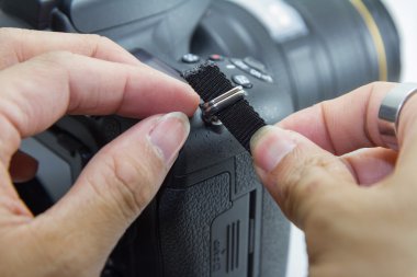 fotoğraf makinesi kayışı bağlı