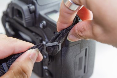 fotoğraf makinesi kayışı bağlı