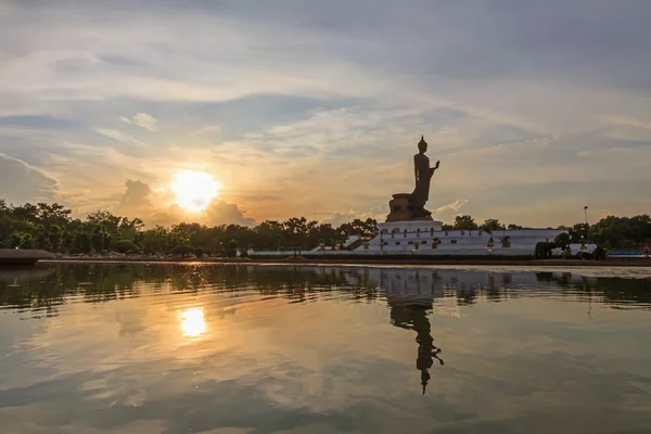 Gran estatua de Buda en el lago al atardecer — Foto de Stock