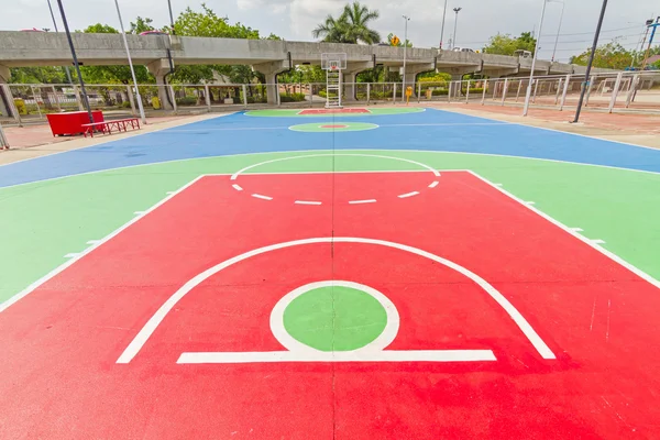 Basketballplatz im Freien — Stockfoto