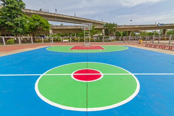 Venkovní basketbalové hřiště — Stock fotografie