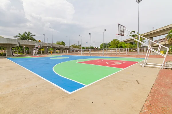 Basketballplatz im Freien — Stockfoto