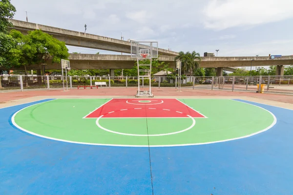 Outdoor basketball court — Stock Photo, Image