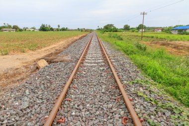 Rayların üzerinde yerel ülke