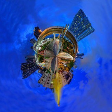 Şehirde sokakta yürürken, daire panorama