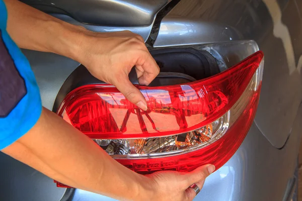 Arabanın stop lambası kaldırmak