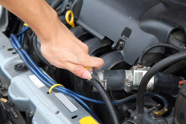 Aprire la valvola del radiatore auto — Foto Stock