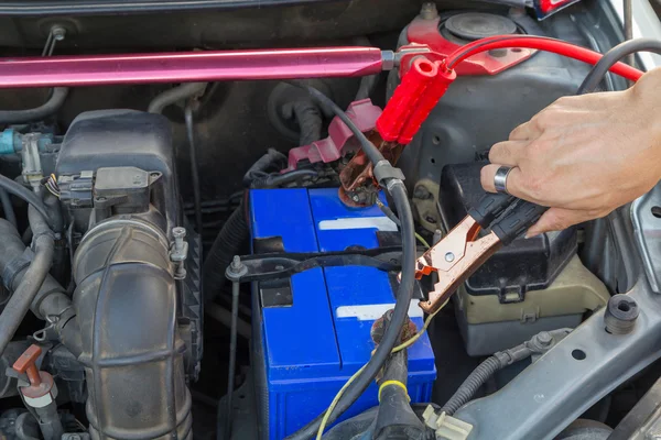 Pulando a bateria do carro — Fotografia de Stock