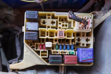 Arabanın sigorta kutusu