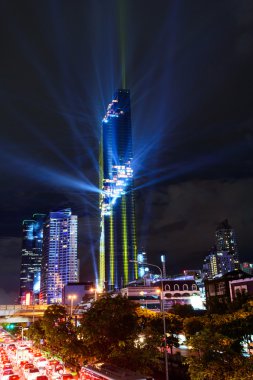 Grand Mahanakhon Kulesi gece zamanında açılış gösterisinde aydınlatma. Tayland'da yeni en yüksek bina Simgesel Yapı