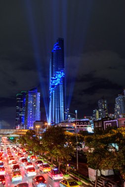Grand Mahanakhon Kulesi gece zamanında açılış gösterisinde aydınlatma. Tayland'da yeni en yüksek bina Simgesel Yapı