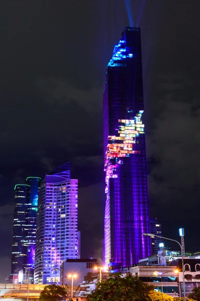 Belysning show i invigning Mahanakhon tower i nattetid. Nya högsta byggnad landmärke i Thailand — Stockfoto
