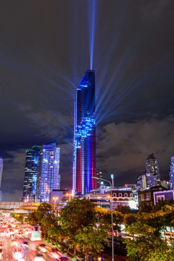 Grand Mahanakhon Kulesi gece zamanında açılış gösterisinde aydınlatma. Tayland'da yeni en yüksek bina Simgesel Yapı