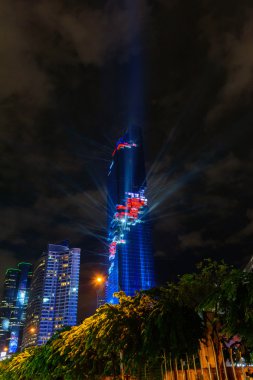 Grand Mahanakhon Kulesi gece zamanında açılış gösterisinde aydınlatma. Tayland'da yeni en yüksek bina Simgesel Yapı