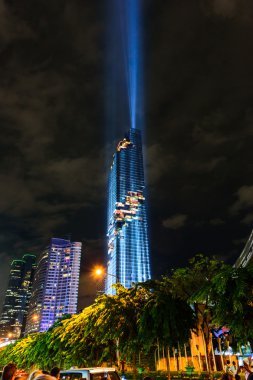 Gece saat aydınlatma gösterisinde Mahanakhon Tower'da. Tayland'da yeni en yüksek bina Simgesel Yapı