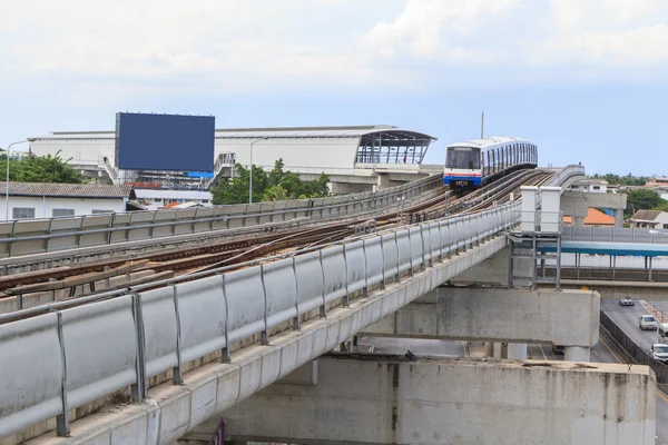 Skytrain på järnvägen — Stockfoto