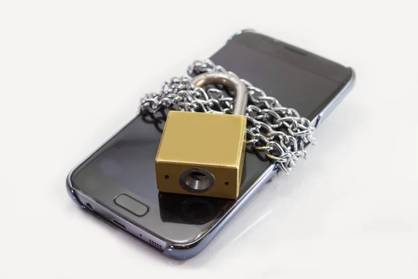 Lock smart phone — Stock Photo, Image