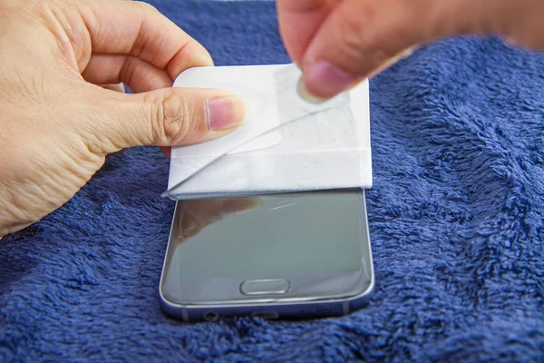 Aplicar la pantalla del teléfono inteligente proteger — Foto de Stock