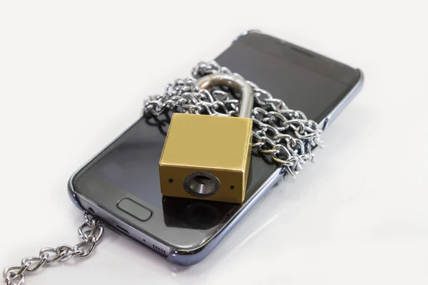 Lock smart phone by chain — Stock Photo, Image