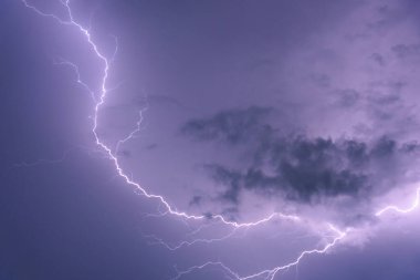 Yağmur zamanında gök gürültülü fırtınalar