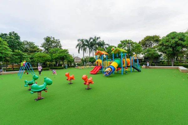 泰国曼谷 2020年11月5日 公园的大型游乐场和正在玩耍的身份不明的儿童 — 图库照片