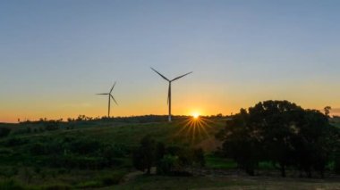 Rüzgar türbinlerinin günbatımında rüzgardan elektrik üretmek için park süreleri