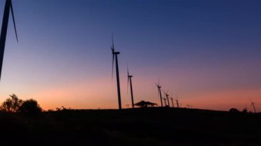 Rüzgar türbinlerinin zaman aşımına uğraması, güneşin doğuşundan gelen rüzgarın elektrik gücünü artırmak için park eder.