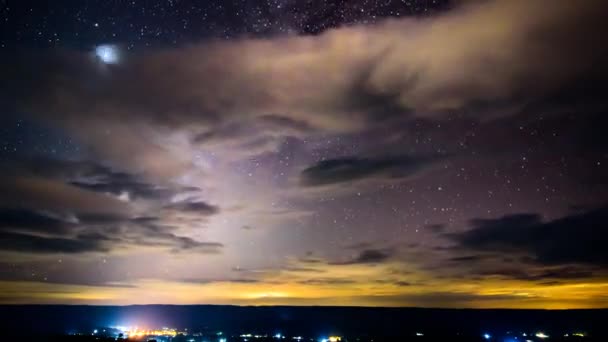 Zeitraffer Der Milchstraße Mit Wolkensturm Der Nacht — Stockvideo