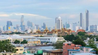 Bangkok, Tayland - 2 Aralık 2020 'den gece' ye Güzel Tayland Sarayı 'ndan heykel Tayland usulü