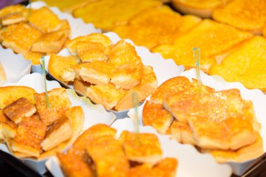 Tepside şeker serpiştirilmiş bir sürü tereyağlı ekmek.