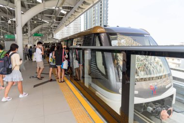 Bangkok, Tayland - 19 Aralık 2020: Krung Thon Buri istasyonuna giden altın tren hattı