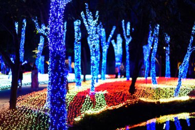 Rachaburi, Tayland - 18 Aralık 2020: NASATTA Park 'ta gezginlerle ışıklandırma festivali 