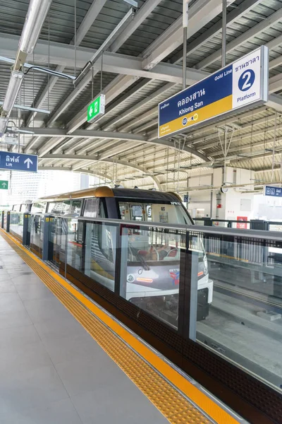 Bangkok Thailand December 2020 Elektrisk Tåg Gyllene Linje Kommer Till — Stockfoto