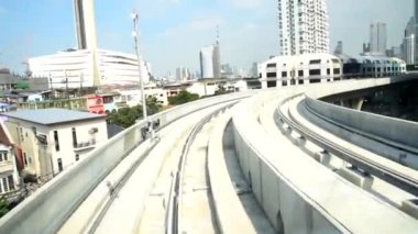 Bangkok, Tayland - 19 Aralık, 2020: Bangkok 'taki tren yolu üzerindeki altın tren hattından görüntü