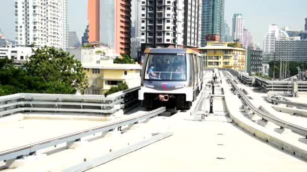 Bangkok Thailand December 2020 Elektrisk Tåg Gyllene Linje Kommer Till — Stockvideo