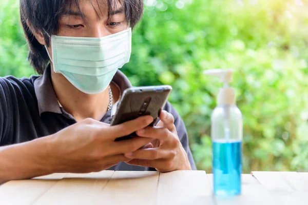 Hombre Asiático Usar Máscara Cara Uso Teléfono Inteligente —  Fotos de Stock