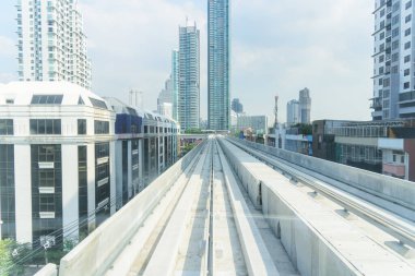 Bangkok, Tayland - 19 Aralık, 2020: Bangkok 'taki tren yolu üzerindeki altın tren hattından görüntü